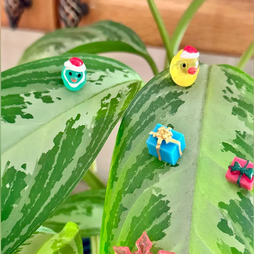 🍃10 pack CHRISTMAS PLANT MAGNETS!🍃 - Picture 2 of 5